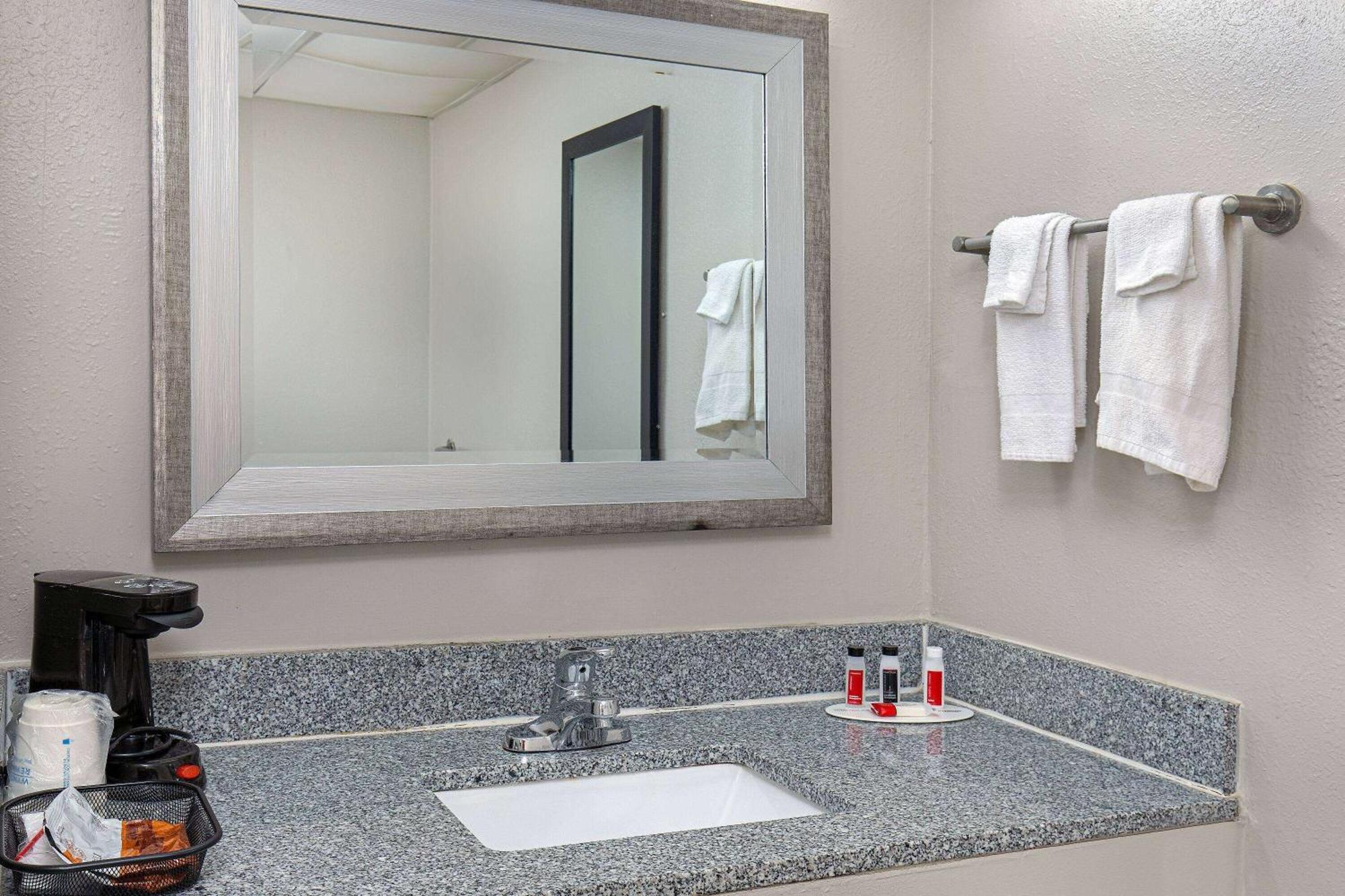 Days Inn By Wyndham Knoxville North Powell Bagian luar foto